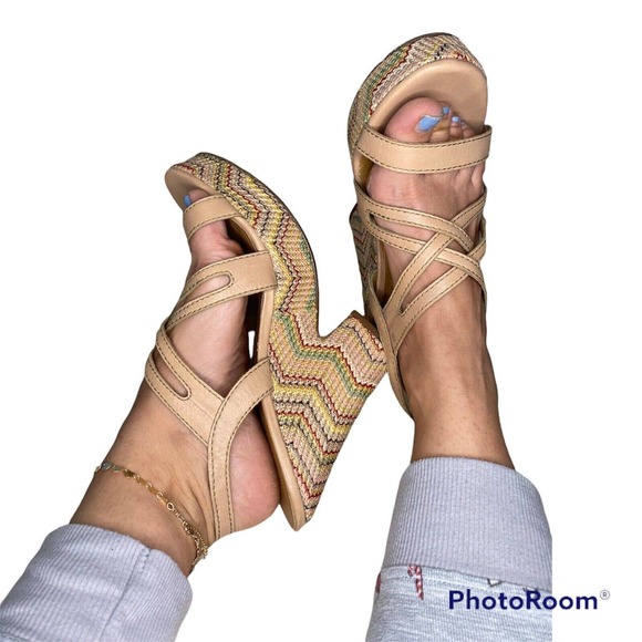 Fergie 70s Multicolor Heel. Size 8. Preowned. - Picture 4 of 6